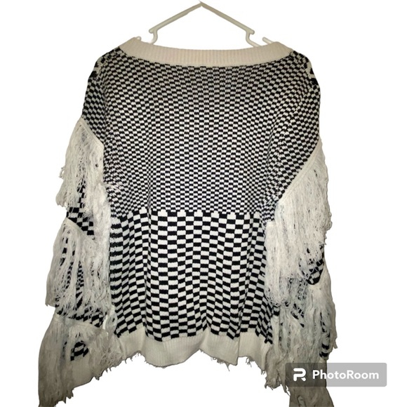 🆕Boho Black & White Checkered Fringe Sweater - Picture 3 of 8